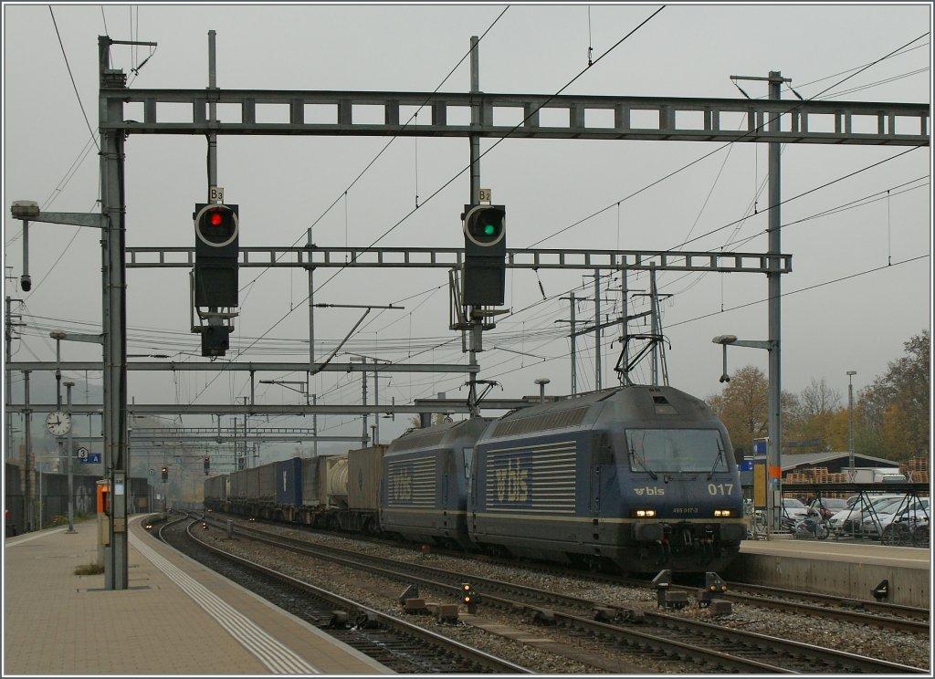 Zwei BLS Re 465 mit einem Gterzug Richtung Sden bei der Durchfahrt in Liestal. 
6. Nov. 2011