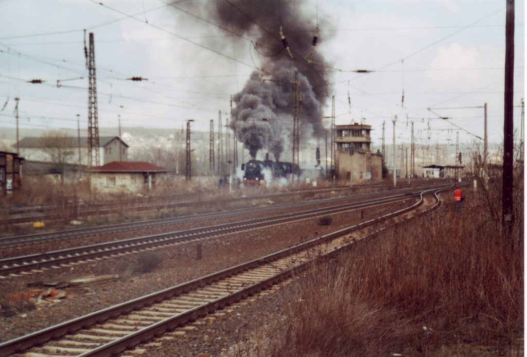 Zwei Dampfloks der BR 52 mit einem Sonderzug bei der Ausfahrt in Naumburg (S) Hbf; 26.03.2005