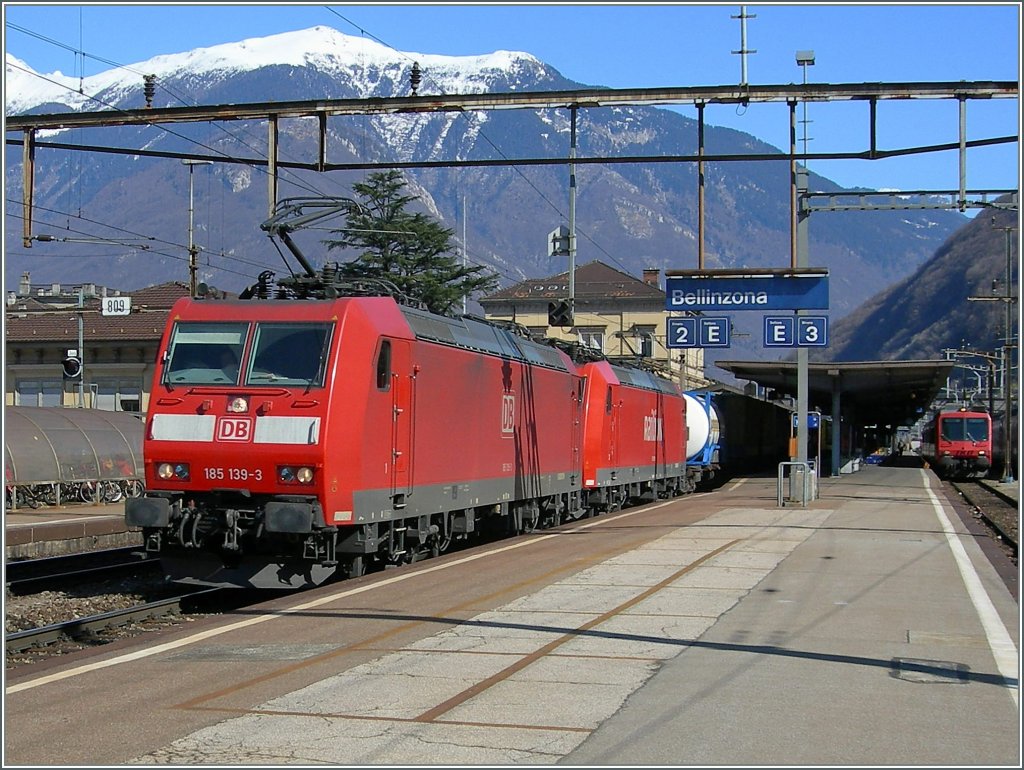 Zwei DB 185 mit einem Gterzug in Bellinzona am 13. Mrz 2006.