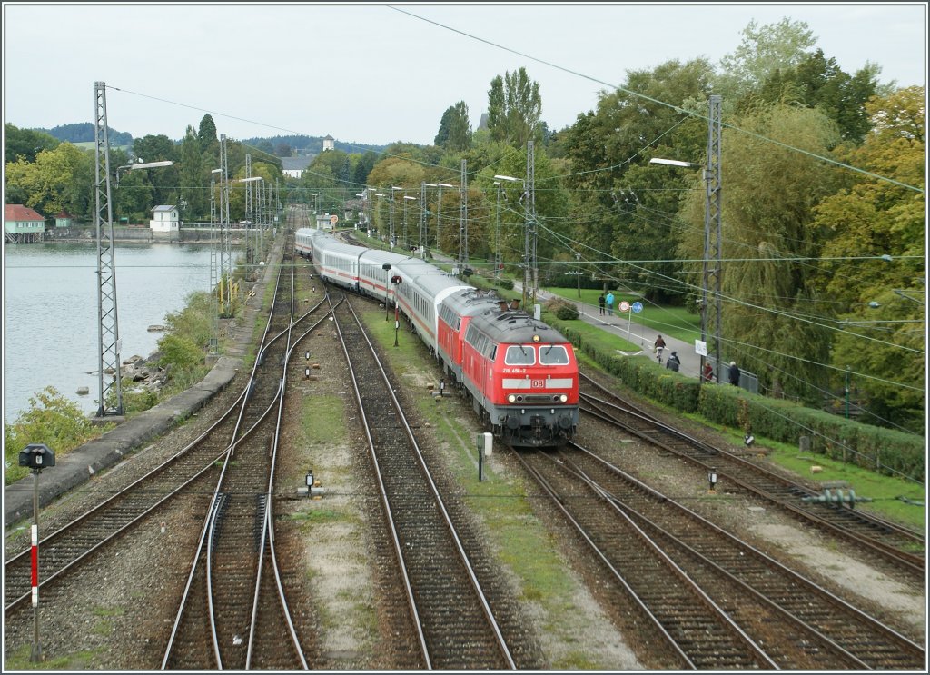 Zwei Dieselloks der Baureihe 218 bringen den IC 119 ber den Seedamm nach Lindau Hbf.
20.09.2011