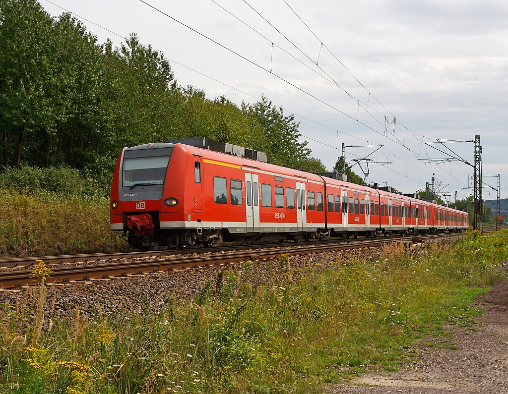 Zwei gekuppelte Triebzge 425 531-1 und 425 035-3 als RE8 (Rhein-Erft-Express) fhrt am 11.08.2011 von Unkel weiter in Richtung Kln und Mnchengladbach.