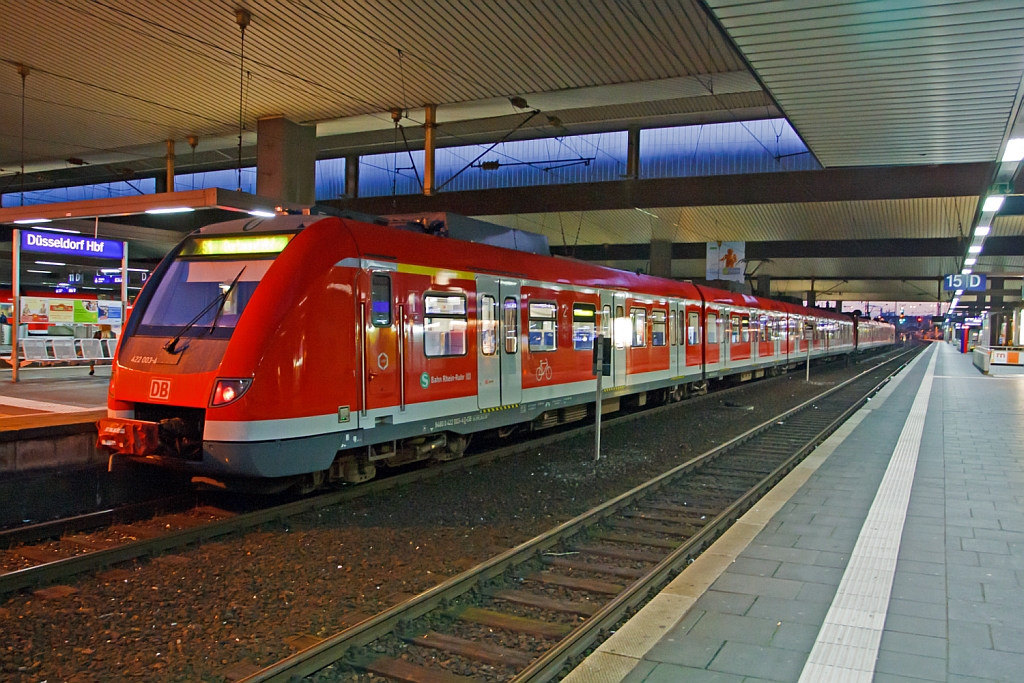 Zwei gekuppelte Triebzge der BR 422/432 als S1 (Solingen - Dsseldorf - Dsseldorf Flughafen - Duisburg - Essen - Dortmund), hier am 30.09.2012 morgens um 7:17 Uhr, am Schluss 422 003-4. 
Diese Triebzge sind eine Weiterentwicklung der BR 423, sie sind vierteilig und alle Teile sind angetrieben, wobei die beiden Steuerwagen als BR 422 und die Mittelwagen als BR 432 gefhrt werden. die Triebzge wurden von einem Konsortium gebildet von Bombardier und Alstom in Aluminium-Leichtbauweise gefertigt. Achsformel ist Bo' Bo'  2'  Bo' Bo' zwischen den Wagenteilen jeweils auf Jakobsdrehgestelle, die Lnge ber Kupplung betrgt  69.430 mm, die Hchstgeschwindigkeit betrgt 140 km/h.