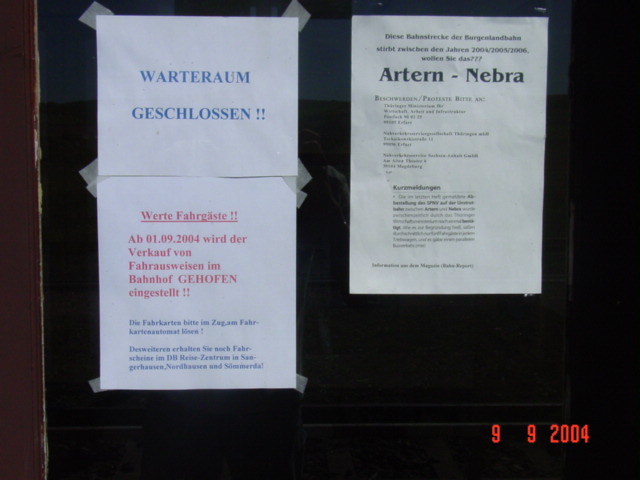 Zwei Informationshinweise f�r Reisende im Bf Gehofen. Es wird auf die geschlossene Fahrkartenausgabe und die leider geplante Einstellung des Schienenverkehrs aufmerksam gemacht; 09.09.2004 (Foto: Carsten Klinger)
