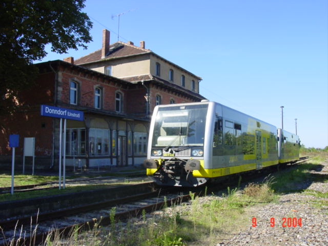Zwei KEG Triebwagen beim Halt im Bf Donndorf; 09.09.2004 (Foto Carsten Klinger)
