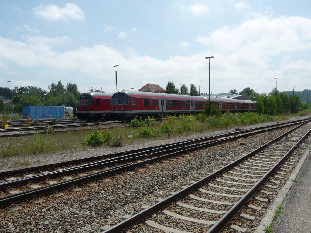 Zwei n-Wagen-Garnituren sind am 01.08.2011 im Kemptener Betriebswerk abgestellt.