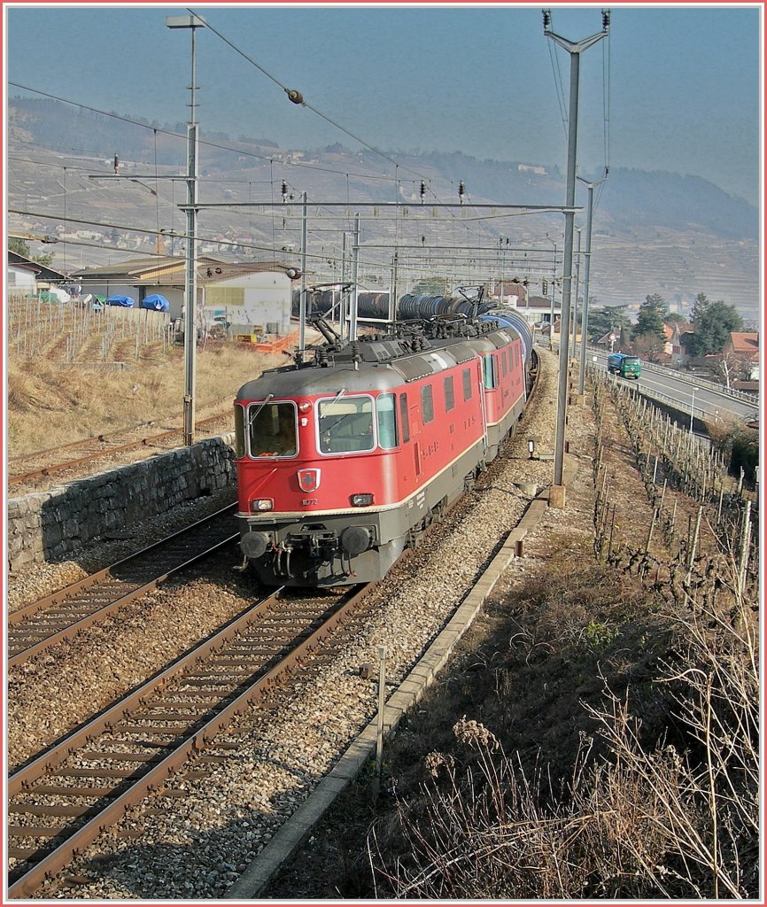 Zwei Re 4/4 II mit einem lzug bei Cully am 19. Februar 2008.
