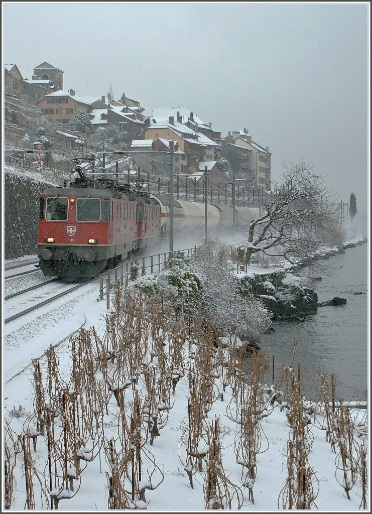 Zwei Re 4/4 II mit einem Heizlzug bei St-Saphorin am 4. Januar 2010