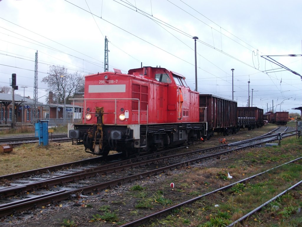 Zwei Tage brauchte 298 318 um die abgestellten Schadwagen zu einem Zug zusammen zustellen.Am 06.November 2010 rangierte Sie noch immer in Bergen/Rgen.