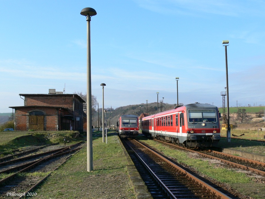 Zwei Triebz�ge der BR 628 als RB von und nach Naumburg Hbf, am 02.12.2006 im Bf Vitzenburg. (Foto: Carsten Klinger)