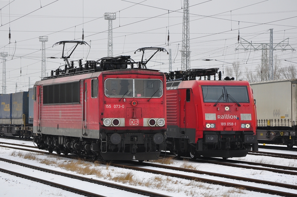 Zwei unverzichtbare DB-Baureihen in Rostock Seehafen.Whrend die 189 058 mit ihrem KLV-Zug nach Verona fhrt,macht sich die 155 073 an die Arbeit die Schadwagen nach Eberswalde zu befrdern.