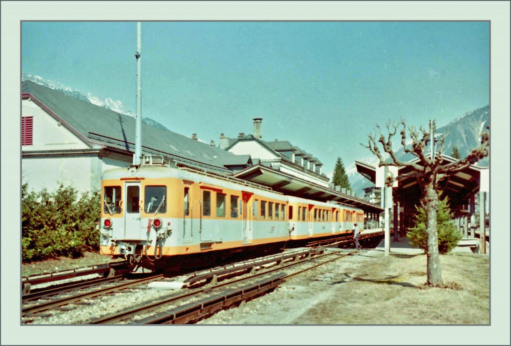 Zwei Z 600 mit Zwischenwagen in Chamonix im April 1997. 
(Gescanntes Negativ)