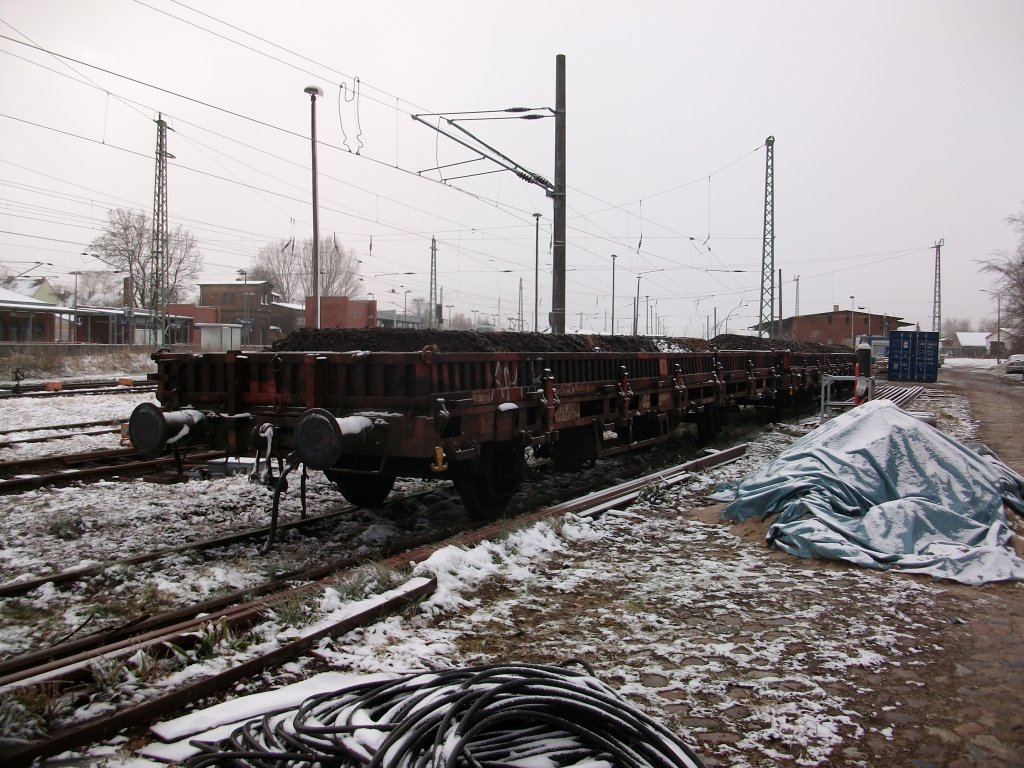 Zweiachsige Niederbordwagen Kls am 26.November 2010 in Bergen/Rgen.