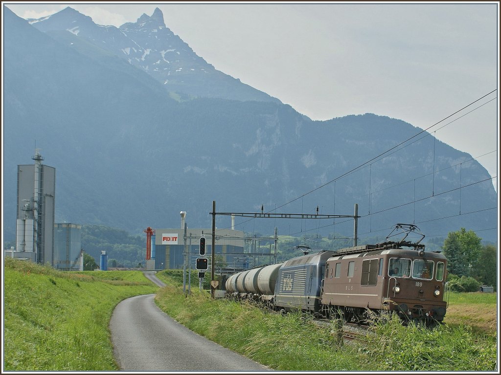 Zweimal wurde ich vom gleichen Gterzug berrascht uns so gelang jeweils nur ein  Notschuss : BLS Re 4/4 und eine BLS 465 bei Bex am 14. Juni 2010. 