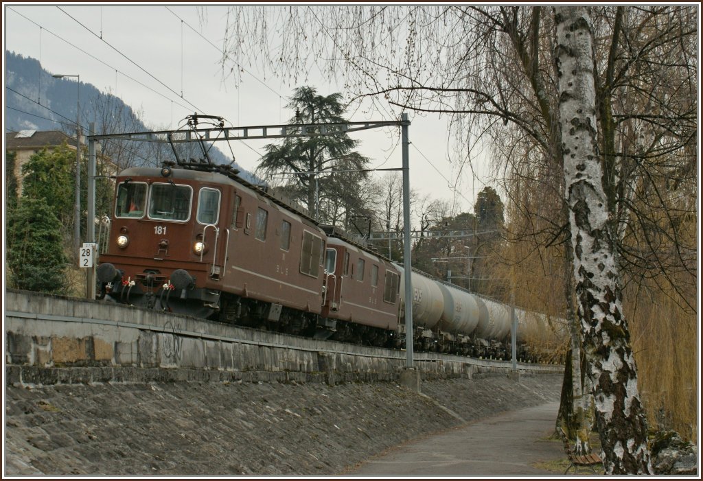 Zweimal wurde ich vom gleichen Gterzug berrascht uns so gelang jeweils nur ein  Notschuss : BLS Re 4/4 in Doppeltraktin kurz nach Villeneuve am 3. Mrz 2010.