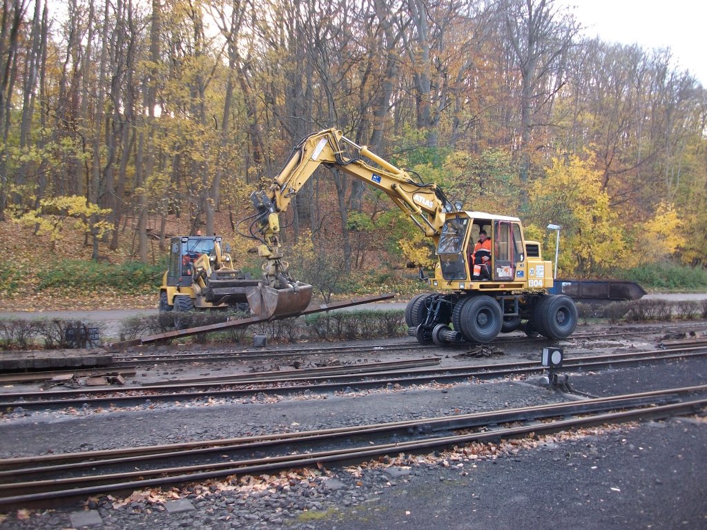 Zweiwegebagger am 05.November 2010 auf dem Bahnhof von Ghren.