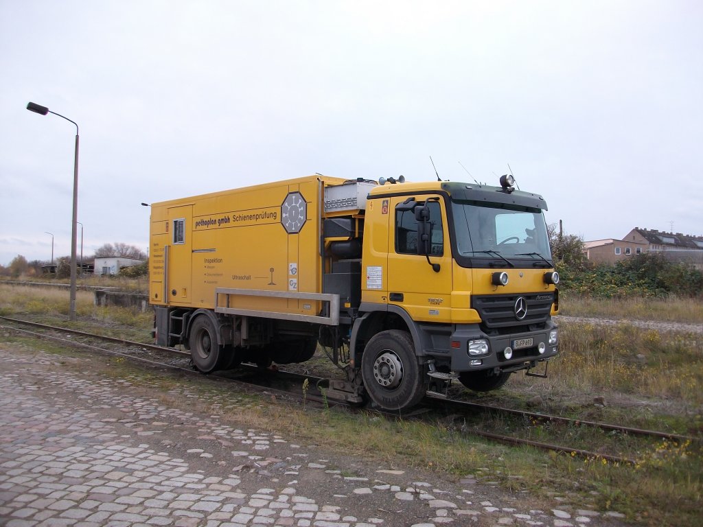 Zweiwegeschienenprffahrzeug am 13.November 2010 in Stralsund.