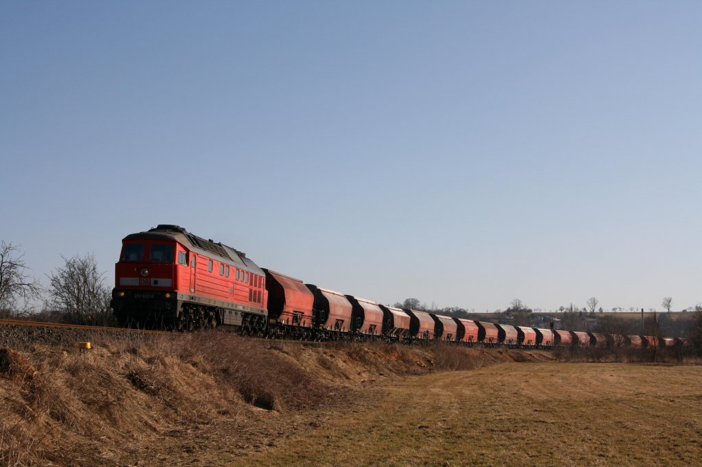 Zwischen Berka (Werra) und Gerstungen wurde am 07.03.11 dieses Motiv mit der 233 622-0 und ihrem Kalizug bei Halbschatten umgesetzt.