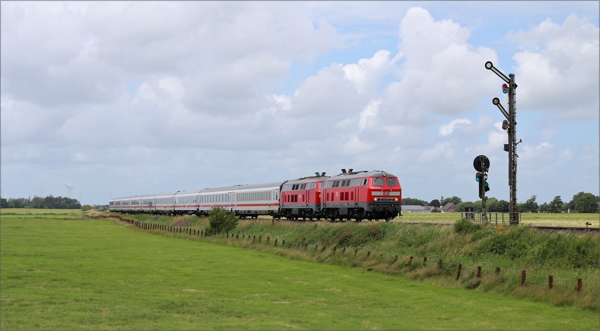  218 379 und 218 832 mit IC in Richtung Süden am 28.06.20 in Lehnshallig