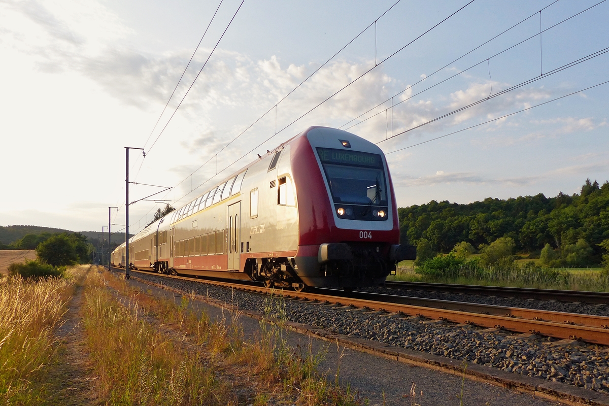 . Abendstimmung in Wilwerwiltz - Die untergehende Sonne des 16.07.2015 spiegelt sich in der Seite des Steuerwagens 004, welcher sich an der Spitze des RE 3845 Troisvierges - Luxembourg befindet. (Jeanny)