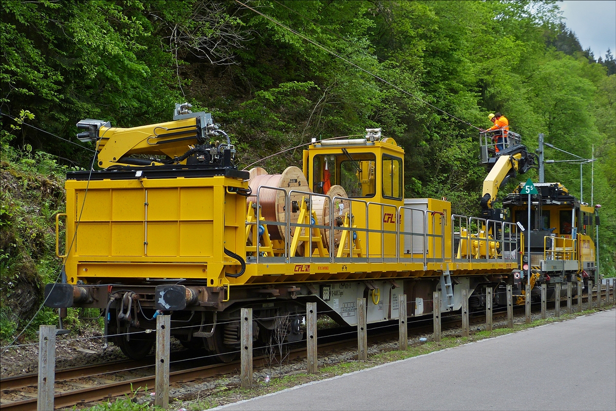 . Als ich schon im Auto sa und nach Hause fahren wollte, merkte ich das auf der Abzweigung nach Wiltz auch noch was los war, da hatte mann damit begonnen die Oberleitung im Bahnhofsbereich zu wechseln. Das ganze mit einem Container-Tragwagen mit aufgesetzter Oberleitungsmontageplattform (der Boden (zweiteilig) basiert auf einem 40´ und 20´ ISO-Container). Der Wagen war 37 80 4557 621-2 RIV d-AAEC, Gattung Sgns 1 der AAE-Cargo AG, das ganze wird vom CFL Robel 722 durch den Bahnhof von Kautenbach geschoben.  19.05.2016