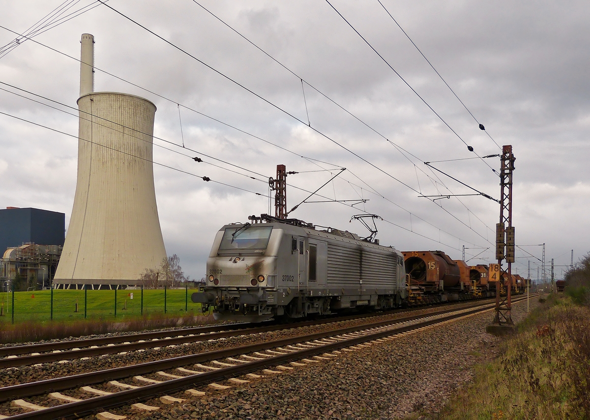 . Als der Suppenzug kam, war dann die Sonne schon weg - Die von Schmutz strotzende Akiem Prima BB 37002 mit Torpedo Wagen passiert am 20.12.2014 das Kohlekraftwerk in Ensdorf. (Hans)