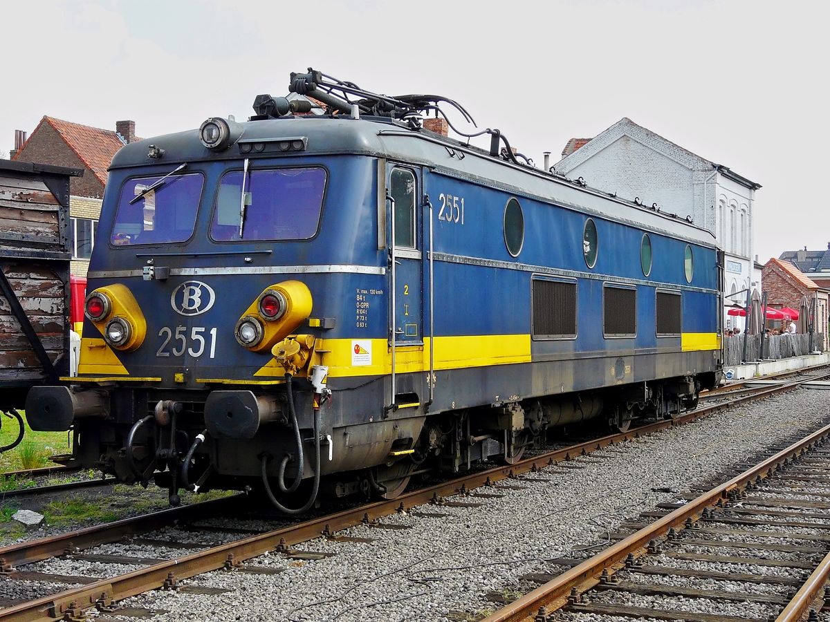 . Am 01.05.2009 war die SNCB HLE 2551 zu Gast beim Dampffestival der Museumsbahn SCN (Stoomcentrum Maldegem) im Bahnhof von Maldegem zu Gast und konnte dort abgeleichtet werden. (Jeanny)

Zu Beginn der sechziger Jahre entstand bei der SNCB/NMBS weiterer Bedarf an elektrischen Lokomotiven. So wurden 14 Maschinen der Baureihe 125 bei BN in Nivelles geordert. Der elektrische Teil der Lokomotiven stammt von ACEC.

Diese neue Baureihe 125 basiert dabei auf der einige Jahre vorher beschafften Baureihe 123 (spter Baureihe 23), die ihrerseits der Baureihe 122 (Baureihe 22) entsprang. Im Gegensatz zur Baureihe 123 ist die Baureihe 125 jedoch ohne elektrische Widerstandsbremse ausgefhrt.

Im Jahr 1961 entstanden auf der Basis der Baureihe 125 sechs Lokomotiven fr den grenzberschreitenden Verkehr nach Holland. Diese, fr beide Bahnstromvarianten ausgersteten Fahrzeuge, wurden als Baureihe 140 eingereiht.

Die sechszehn Loks der Baureihe 125 wurden aufsteigend nach dem alten Ordnungsschema der SNCB/NMBS als 125.001 bis 125.016 eingereiht. Bei der groen Umzeichnungsaktion zum 01.01.1971 wurde aus der Baureihe 125 die neue Baureihe 25. Die Fahrzeuge wurden nun als 2501 bis 2516 eingereiht.

Die sechs verwandten Zweisystem-Fahrzeuge der bisherigen Baureihe 140 wurden im Jahr 1967 in die Baureihe 120.1 umgezeichnet. Ab dem 01.01.1971 wurden diese Fahrzeuge als Unterbaureihe 25.5 im Bestand der SNCB/NMBS gefhrt.

In den siebziger Jahren wurden alle Fahrzeuge fr den Einbau einer automatischen Kupplung vorbereitet. Diese wurde allerdings nie eingebaut. Zur gleichen Zeit wurden die einfachen Lampen der Loks durch Doppelleuchten ersetzt. Weiterhin wurden alle Loks der Baureihe 25 im Jahr 1978 fr Wendezugbetrieb ausgerstet.

Ausgeliefert wurden alle Fahrzeuge in dunkelgrn. Zwischen 1989 und 1997 wurden alle Loks der Baureihe in das heutige Blau der SNCB/NMBS umlackiert. Zwischenzeitlich hatten einige Fahrzeuge versuchsweise eine gelbe Lackierung erhalten, die jedoch auch der blauen Farbgebung weichen mute.

Die technische Daten der SNCB Srie 25 /25.5 (type 125 &140):

Betriebsnummern: 2551-2558
Hersteller: BN, ACEC, SEMG
Baujahre: 1960-1961
Stromsystem: 1.500 V- und 3.000 kV-Gleichstrom
Dauerleistung: 1.740 kW 
Hchstgeschwindigkeit: 130 km/h (zeitweise 125 km/h) 
Dienstgewicht: 84,0 t.  
Lnge: 18,00 m  
Achsfolge: Bo'Bo'
