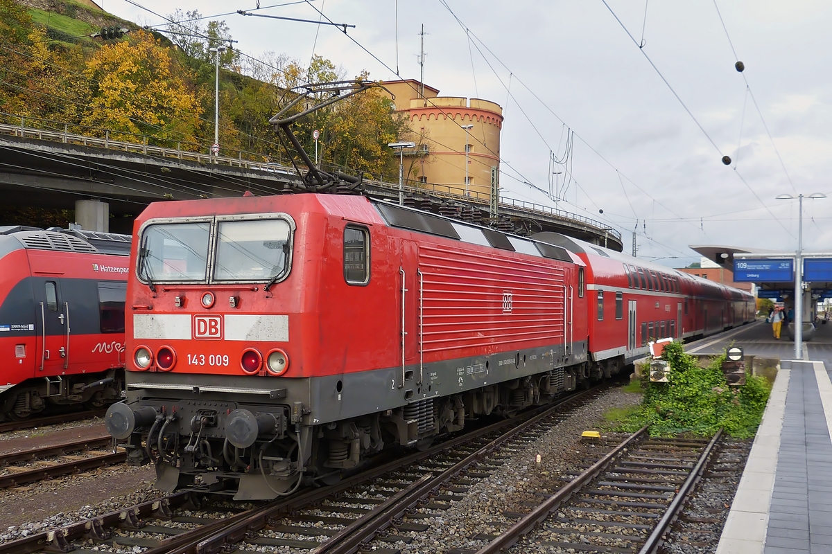 . Am 03.11.2014  wird der RE 1 (Mosel-Saar-Express) Koblenz Hbf - Saarbrcke Hbf im Hauptbahnhof von Koblenz bereitgestellt. (Hans)

Wir werden diesen Zug sehr vermissen. Auer dem Komfort in den Dostos, gab es auch noch immer einen super Service in Form einer Minibar, mit Kaffee, kalten Getrnken und Snacks, im Gegensatz zur 9 stndigen kaffeelosen Fahrt mit dem IC von Norddeich nach Luxemburg im Oktober. Wir hoffen sehr, dass es diesen Service auch in der KISS/FLIRT Kombination geben wird.