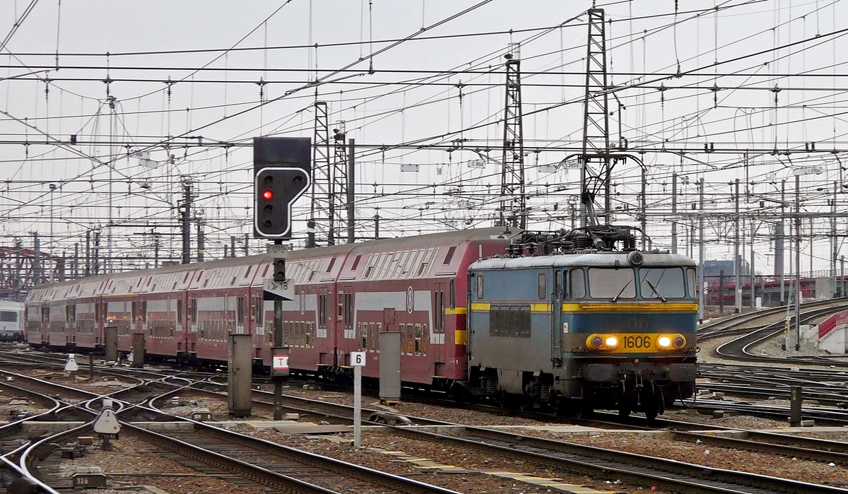 . Am 07.03.2008 bei leider nicht sehr günstigen Lichtverhältnissen erreicht die HLE 1606 mit M 5 Wagen in der schönen alten Farbgebung den Bahnhof Bruxelles Midi. (Jeanny) 