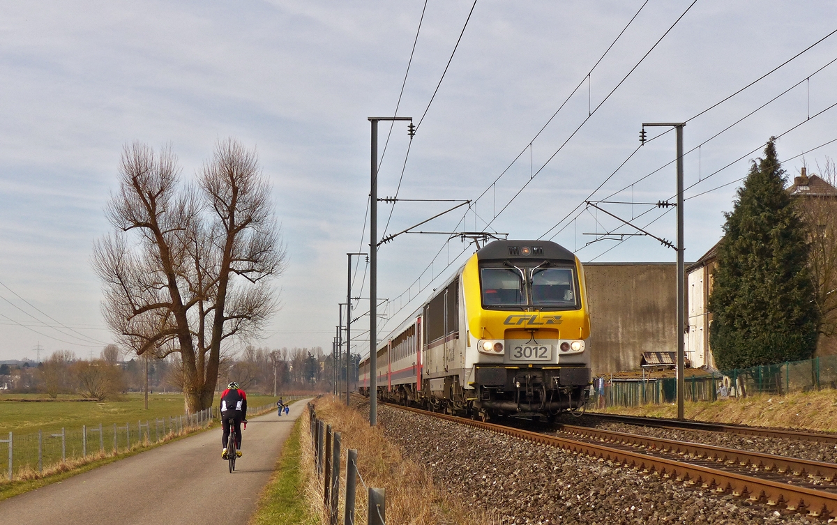 . Am 08.03.2015, dem ersten frhlingshaften Tag fr dieses Jahr, machten wir uns auf an die Nordstrecke zwischen Lintgen und Mersch. Der schne alte Baum hat den radikalen Schnitt bestens berstanden und treibt zahlreiche neue ste aus. Der IC 112 Liers - Luxembourg wird von der 3012 in Rollingen/Mersch am Baum vorbei durch das Tal der Alzette gezogen, whrend Radfahrer und Wanderer sich den Weg zwischen Lintgen und Mersch teilen. (Jeanny)