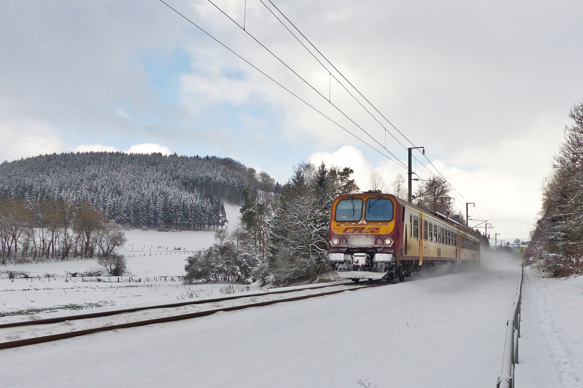 . Auch ein kleiner Z 2 kann viel Schnee aufwirbeln - Während einer Fotowolke braust am 17.01.2016 der Triebzug Z 2009 als RE 3785 Troisvierges - Luxembourg  zwischen Sassel und Maulusmühle über die luxemburgische Nordstrecke. (Jeanny) 