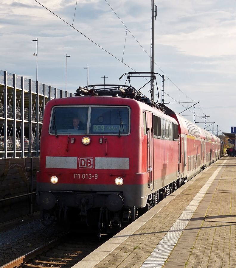 . Auf der Heimfahrt hatten wir mehr Glck, der RE 9 (Rhein-Sieg-Express) Siegen Hbf - Aachen Hbf bestand aus der E-Lok 111 013-9 und Dostos, sodass die Reise viel bequemer verlief, als die Hinfahrt im berfllten Hamster. Der Zug konnte nur im Gegenlicht in Troisdorf fotografiert werden, da wir in Betzdorf noch das Quer-durch's-Land Ticket am Automaten ziehen mussten. 03.11.2014 (Hans)