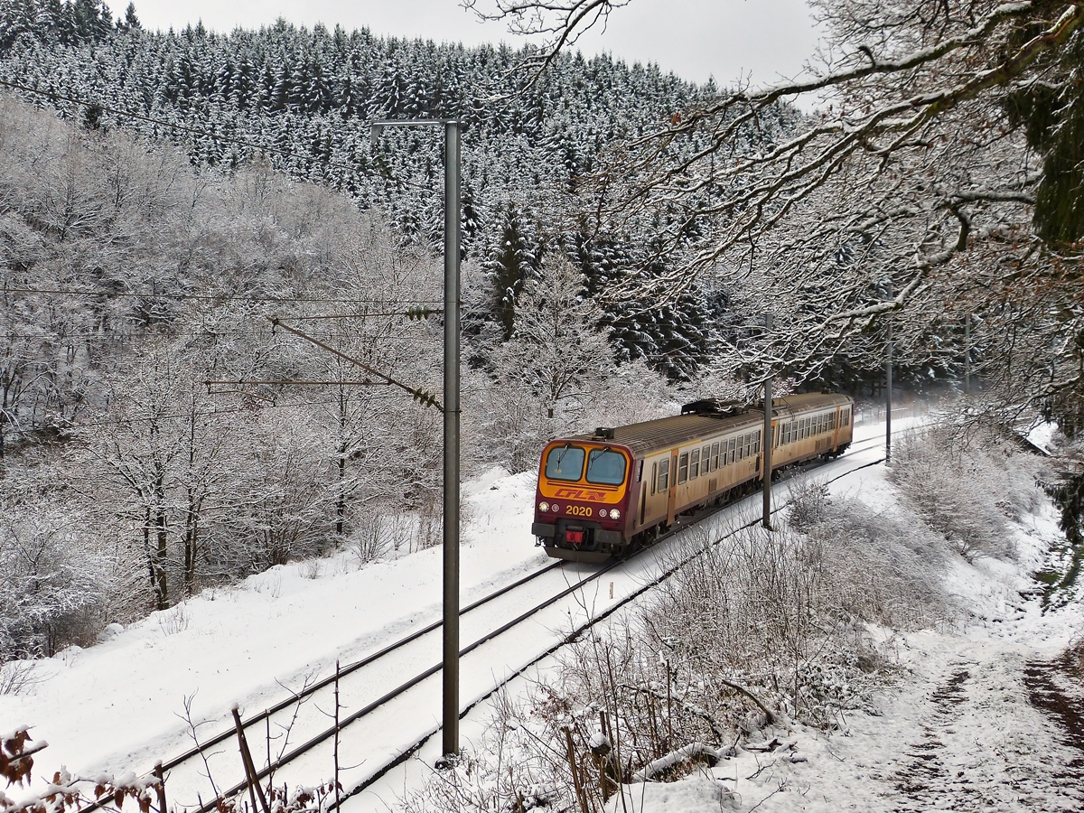 . Auf der Suche nach neuen Fotostellen - Als nur bedingt geeignet stellte sich dieser Standpunkt zwischen Clervaux und Maulusmhle heraus, als der Z 2020 als RE 3811 Luxembourg - Troisvierges durch das tief verschneite Tal der Woltz fuhr. 02.02.2015 (Hans)