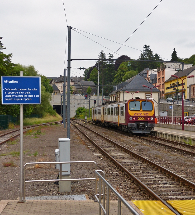 . Aus Kautenbach kommend, ist der Z 2001 vor kurzem im Bahnhof von Wiltz an Bahnsteig 1 angekommen. Das Bild entstand am Bahnsteig 2. Da es keine Unterfhrung in Wiltz gibt, werden die Fahrgste auf die Gefahren eines einfahrenden Zuges und auf die Eigenverantwortung beim berqueren der Gleise hingewiesen. Die Hinweise sind leider nur in franzsischer Sprache verfasst, ein Problem, welches man leider vielerorts in Luxemburg antrifft. 19.06.2015 (Hans)  