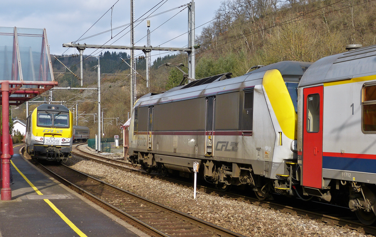 . Begegnung der 3012 und der 3009 in Kautenbach - Alle zwei Stunden gibt es diese Begegnung der beiden IC, so auch am 18.02.2016, als der IC 113 Luxembourg - Liers auf die Einfahrt des IC 110 Liers - Luxembourg in den Bahnhof von Kautenbach wartet, um seine Fahrt ber das eingleisige Stck hinter Kautenbach fortzusetzen. (Hans)