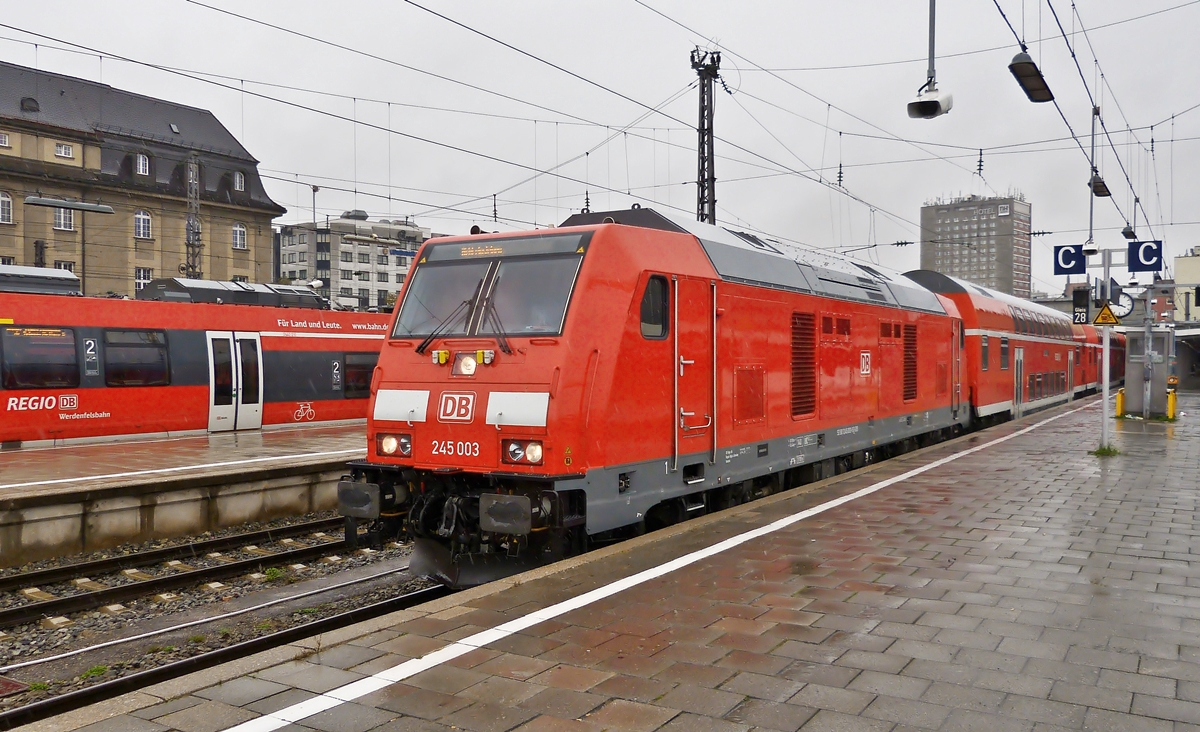 . Bei strmenden Regen verlsst die 245 003 mit ihrem Zug den Hauptbahnhof von Mnchen in Richtung Abstellplatz. 07.10.2015 (Hans)