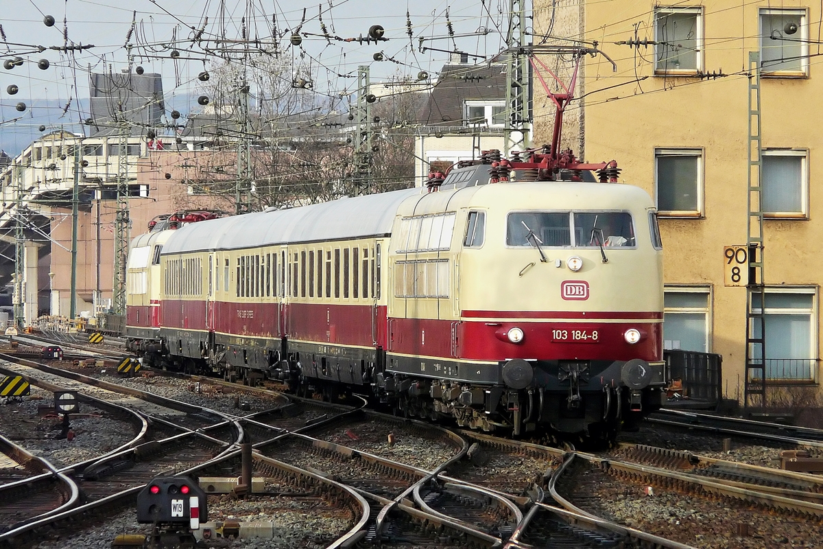 . Beim Stbern gefunden - Whrend eines lustigen Treffens mit lieben Freunden im Mrz 2010 berraschte mich dieser Sonderzug in Koblenz. 

Die 103 184-8 erreicht am 19.03.2010 mit ihrem Sonderzug den Hauptbahnhof von Koblenz. (Jeanny)