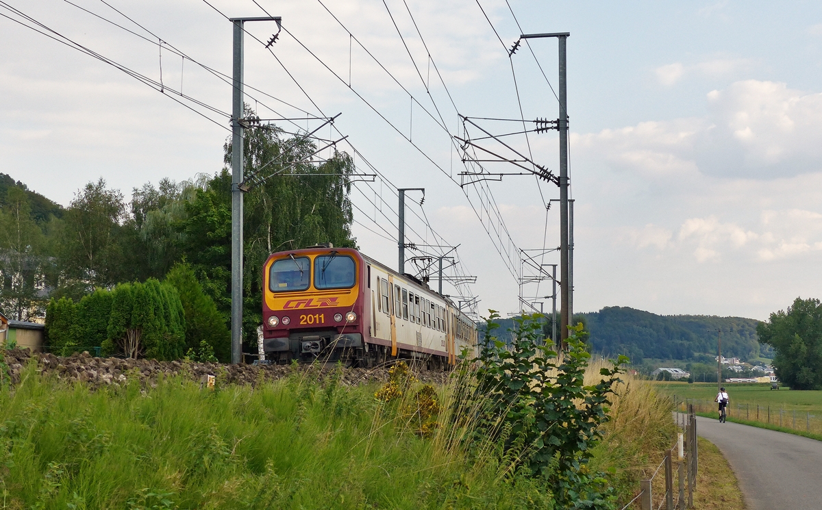 . Bevor die Nordstrecke zwischen Luxembourg und Mersch für drei Wochen gesperrt wird, fuhren wir zum Wanderweg zwischen Lintgen und Mersch, um die Vielfalt der CFL Züge nochmal fotografieren zu können.

Der Z 2011 fährt als RB 3617 Luxembourg - Diekirch an dem Ort Rollingen vorbei kurz bevor er den Bahnhof von Mersch erreichen wird. 21.08.2015 (Jeanny) 