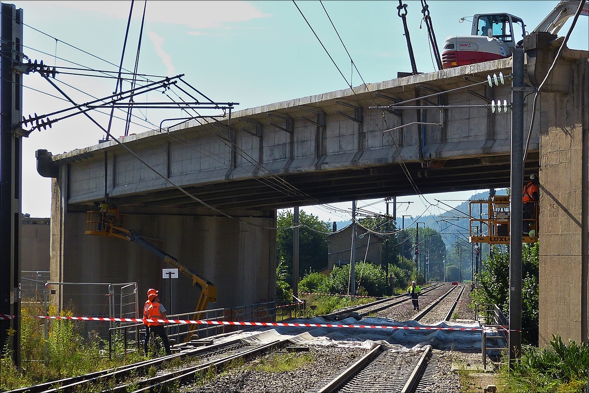 . Blick am 01.09.2016 vom Bahnsteig im Bahnhof Mersch auf den verbleibenden Teil, welcher noch abzureißen bleibt, die Arbeiten liegen gut im Zeitplan weil die Zugstrecke noch bis zum 12.09. gesperrt ist noch. 