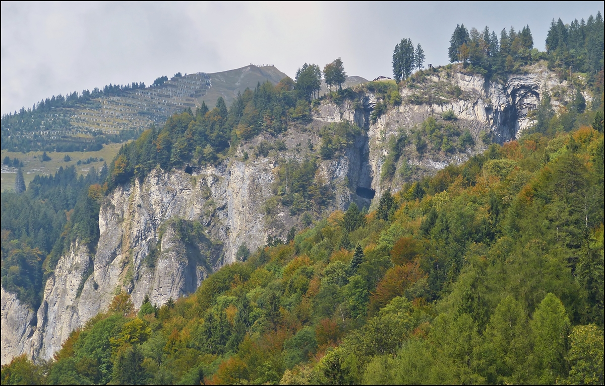 . Das Felsfenster in den Planalpfluhtunnels auf der Strecke der Brienz Rothorn Bahn. 27.09.2013 (Hans)