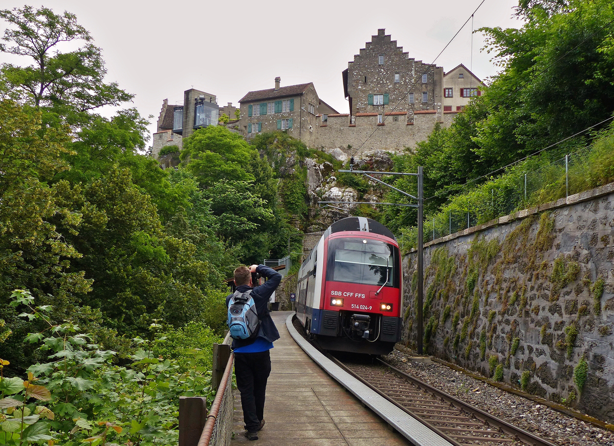 . Das Making Of von dieser wunnderschnen Aufnahme: http://hellertal.startbilder.de/bild/schweiz~s-bahnen~s-bahn-zuerich/503989/der-sbb-doppelstocktriebzug-dtz-rabe-514-024-9.html (Jeanny)

Der SBB-Doppelstocktriebzug (DTZ) RABe 514 024-9 (ein Siemens Desiro Double Deck) unterquert am 18.06.2016 das Schloss Laufen (am Rheinfall). Er fhrt als S 24 der S-Bahn Zrich die Verbindung Schaffhausen – Winterthur – Zrich HB – Zug (SBB).