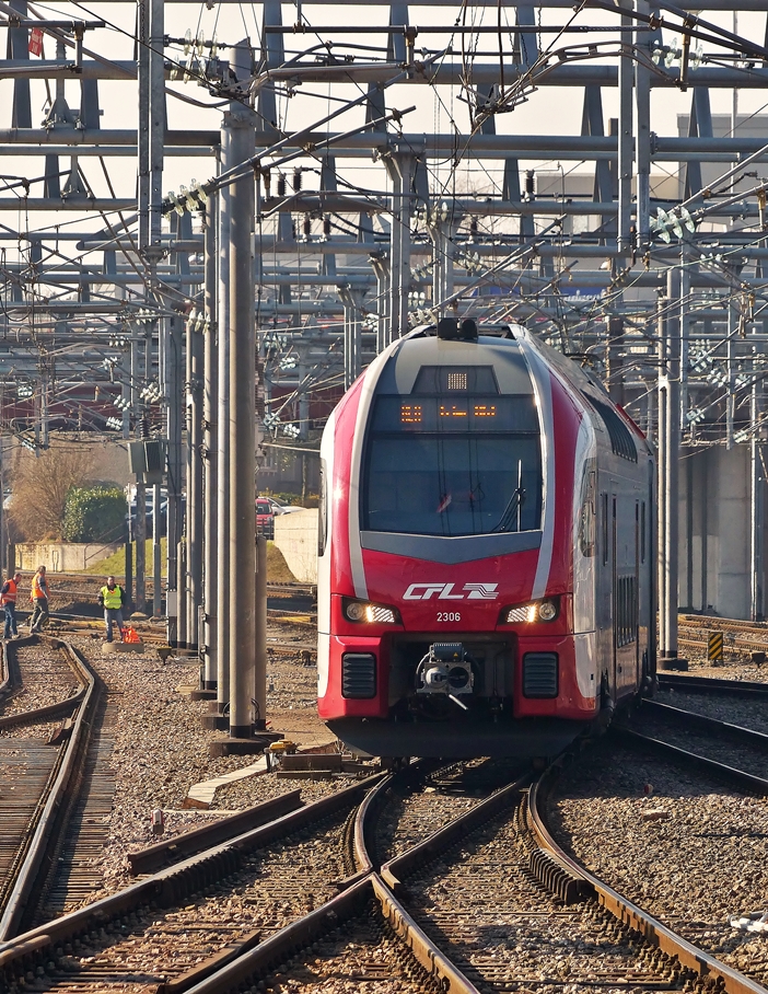 . Der CFL KISS Z 2306 fhrt am 17.03.2015 in den Bahnhof von Luxemburg ein, um spter als RE 5115 nach Trier Hbf zu verkehren. (Jeanny)

Vom 28.03.2015 an soll dieser Zug bis nach Koblenz Hbf fahren, nachdem er in Trier an den aus Saarbrcken kommenden SWEX angekoppelt wurde.

Zwischen 05.10 und 22.26 Uhr sollen ab heute tglich 18 Zge von Luxemburg direkt nach Koblenz fahren. Fr die Rckfahrt sind zwischen 06.03 und 22.06 Uhr 17 direkte Verbindungen Koblenz-Luxemburg vorgesehen.