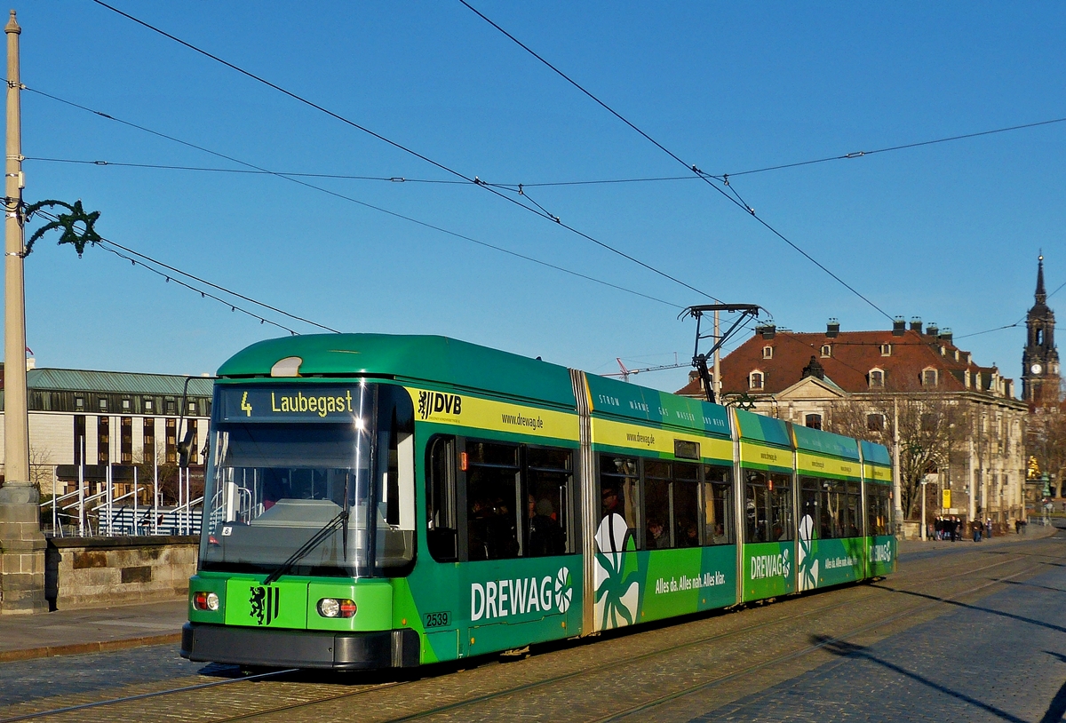 . Der DVB Niederflurgelenktriebwagen NGT 6 DD mit der Nummer 2539 fhrt am 28.12.2012 ber die Augustusbrcke in Dresden. (Hans)