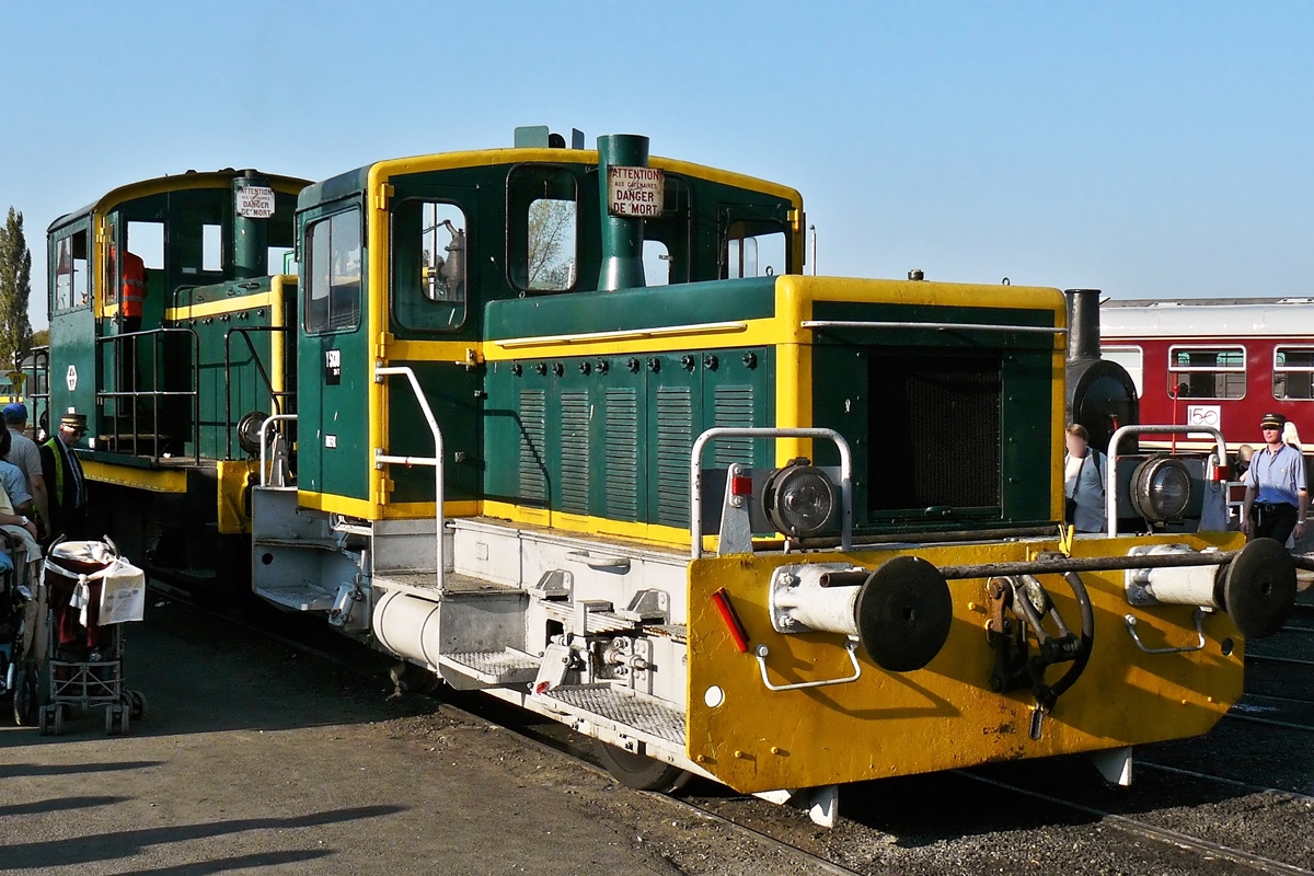 . Der ex SNCF  locotracteur  Y 5130  Idefix  in der original SNCF Farbgebung konnte am 27.09.2009 in Mariembourg vor dem Ringschuppen abgelichtet werden. (Hans)

Diese Kleindiesellok wurde 1964 unter der Fabriknummer 83050 bei De Dietrich in Frankreich gebaut. Sie gehrt der Museumsbahn Chemin de Fer  Vapeur der Trois Valles und wird hauptschlich als Rangierlok in Treignes eingesetzt.

Weil die Seriennummern dieser  locotracteurs  mit Y anfngt, haben diese kleinen Loks in Frankreich den Spitznamen  Yoyo . In den 30 Jahren hatte die SNCF eine ganze Reihe dieser kleinen Dieseltraktoren entwickelt, um die Dampfloks (030-040) zu ersetzen, die bis dahin zum Rangieren und zum Ziehen einzelner Wagen eingesetzt wurden. Die kleinen Traktoren haben ebenfalls den Menschen und das Tier ersetzt. In der Tat war es zu jener Zeit blich, einzelne Wagen mit Manneskraft oder einer Pferdestrke mittels Winden zu bewegen. Die Stckzahl der kleinen Dieselloks belief sich auf 250, sie wurden von Brissoneau, BDR, La Lilloise, Moyse, De Dietrich und Decauville gebaut. Anfangs hatten sie einen Renault Motor, welcher aber spter durch einen Motor von Poyaud ersetzt wurde.  