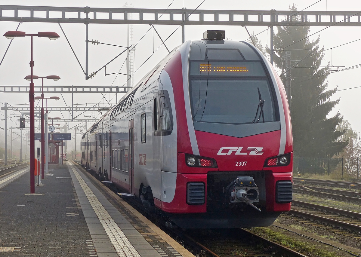 . Der gestrige Tag begann mit einem Highlight fr mich - Ich durfte das erste Mal in einem CFL Kiss von Luxembourg nach Wasserbillig reisen. 

Der CFL Kiss 2307 steht am 19.10.2014 im noch nebeligen Bahnhof von Wasserbillig. (Jeanny)