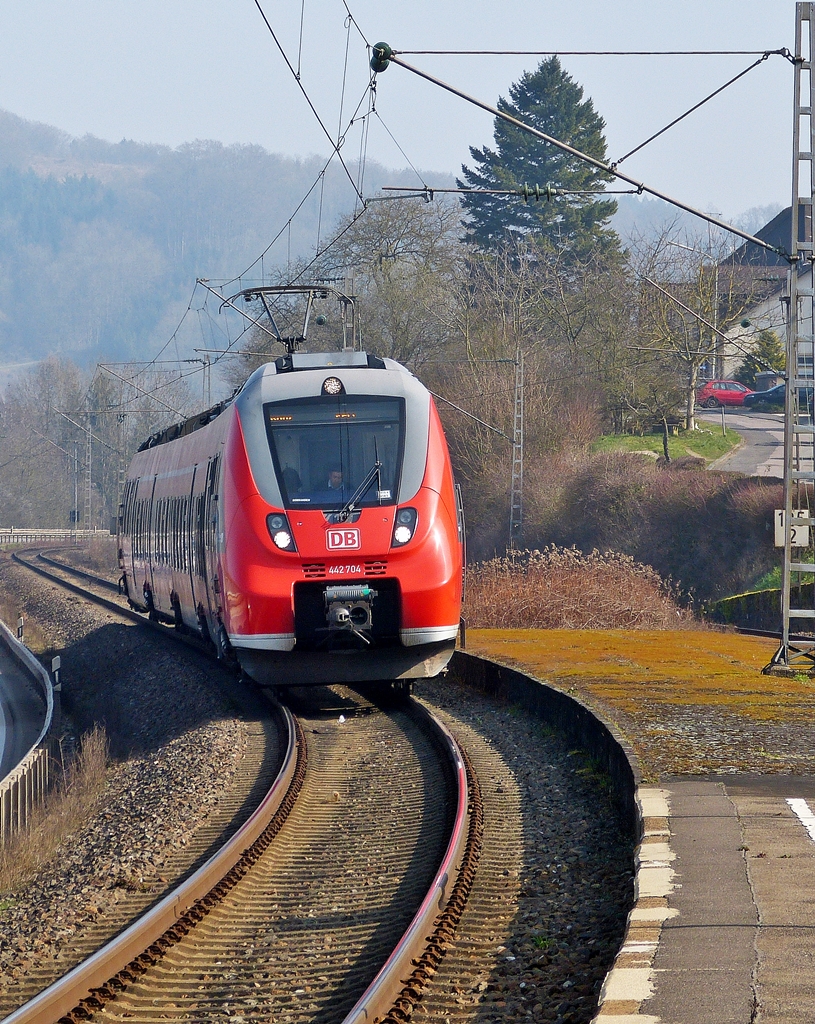 . Der Hamster 442 704 erreicht am 07.03.2014 die Haltestelle Oberbillig an der schnen Obermoselstrecke. (Hans)