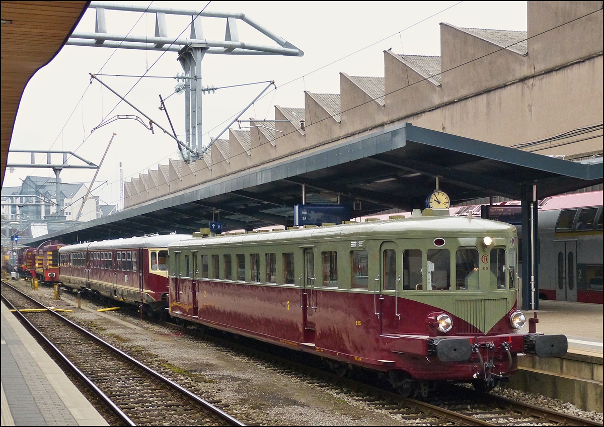 . Der restaurierte Diesel Triebzug Z 105 war am 12.10.2013 im Bahnhof von Luxemburg Stadt ausgestellt. (Hans)

Die CFL Baureihe Z 100 wurde im Jahre 1949 von den De Dietrich Werken (Reichshoffen / Frankreich) an die CFL geliefert und ist identisch mit der Baureihe X 3700 der SNCF. Die zehn De Dietrich leisteten ab 1950 ein Drittel der jhrlichen Personenzugkilometer der CFL (100.000 Kilometer pro Triebwagen). Alterserscheinungen anfangs der siebziger Jahre des 20.Jahrhunderts fhrten zur Abstellung verschiedener Triebwagen. Am 27. Mai 1978 wurden dann die verbliebenen Triebwagen durch einen Beschluss des CFL Verwaltungsrates ausgemustert. Dennoch gingen nicht alle Triebwagen sofort den Weg des alten Eisens. So wurde der Triebwagen Z 105 1978 vom GAR (Groupement des Amis du Rail) erstanden und im BW Luxemburg hinterstellt.

Z 105 ist seit 1992 wieder einsatzfhig und hat seither mehrere Tausend Kilometer auf luxemburgischen und auslndischen Gleisen absolviert. Fahrten 1997 zum Jubilum der SBB, 1998 nach Paris und Tours (F) zu einer Retrospektive des Triebwagenbaus in Frankreich gehren zweifellos zu den prgendsten Fahrten des Schienenoldies.

Leider ist die Betriebserlaubnis von Z 105 seit Oktober 1999 erloschen, da die direktttige Bremse Bauart Westinghouse nicht mehr zugelassen ist. Der Triebwagen Z 105 gehrt seit Mitte des Jahres 2001 dem staatlichen Denkmalschutzamt (Service des Sites et Monuments Nationaux). Am 12.September 2001 erfolgte die berfhrung des Triebwagens Z 105 in die Werksttten von CFD-Locorem in Lttich und Mecanofer in Janneyrias (F), sowie bei den Arriva-Werken-Nord in Neustrelitz (D) zwecks Einbau von GSM-R und Zugsicherung. Hier wird, im Auftrag des staatlichen Denkmalschutzamtes, der Triebwagen einer grundlegenden Modernisierung (Bremse, Motoren, Drehgestelle) unterzogen.

Technischen Eigenschaften des Z 105: Der Triebwagen hat eine Lnge ber Puffer von 25,81 Metern, ist in fahrbereitem Zustand 34 Tonnen schwer und bot anfangs 20 Personen in der 2. Klasse und 55 Personen in der 3. Klasse Platz. Zustzlich standen noch 20 Stehpltze zur Verfgung. Die 2./3. Klasse Aufteilung wurde 1956 in eine reine 2. Klasse Ausfhrung umgewandelt. Um den Fahrgsten auch im Winter ein geheiztes Obdach zu gewhren, verfgt der Triebwagen ber ein autonomes Heizsystem mittels eines Koksofens welcher die Warmwasserheizung des Passagierraumes heizt. Angetrieben wird der Triebwagen von 2 SAURER-Dieselmotoren des Typs BXDS, welche ber eine Nennleistung von je 160 PS bei 1500 Umdrehungen / Minute verfgen. Die Leistung der Dieselmotoren wird mittels einer Kupplung ber zwei mechanische Vierganggetriebe Bauart Mylius CV 2 an die Hinterachse eines jeden Drehgestells gebracht. Kupplung und Motorsteuerung werden pneumatisch bettigt; die Getriebe werden ber Bowdenzge geschaltet. Diese etwas eigenartige Antriebsweise verleiht dem Triebwagen ein exzellentes Beschleunigungsvermgen, wodurch die Hchstgeschwindigkeit von 120 km/h schnell erreicht wird. Der Triebwagen wird mittels einer direktttigen Luftdruckbremse Bauart Westinghouse, welche ber eine einzigartige Bremsleistung verfgt, abgebremst. 