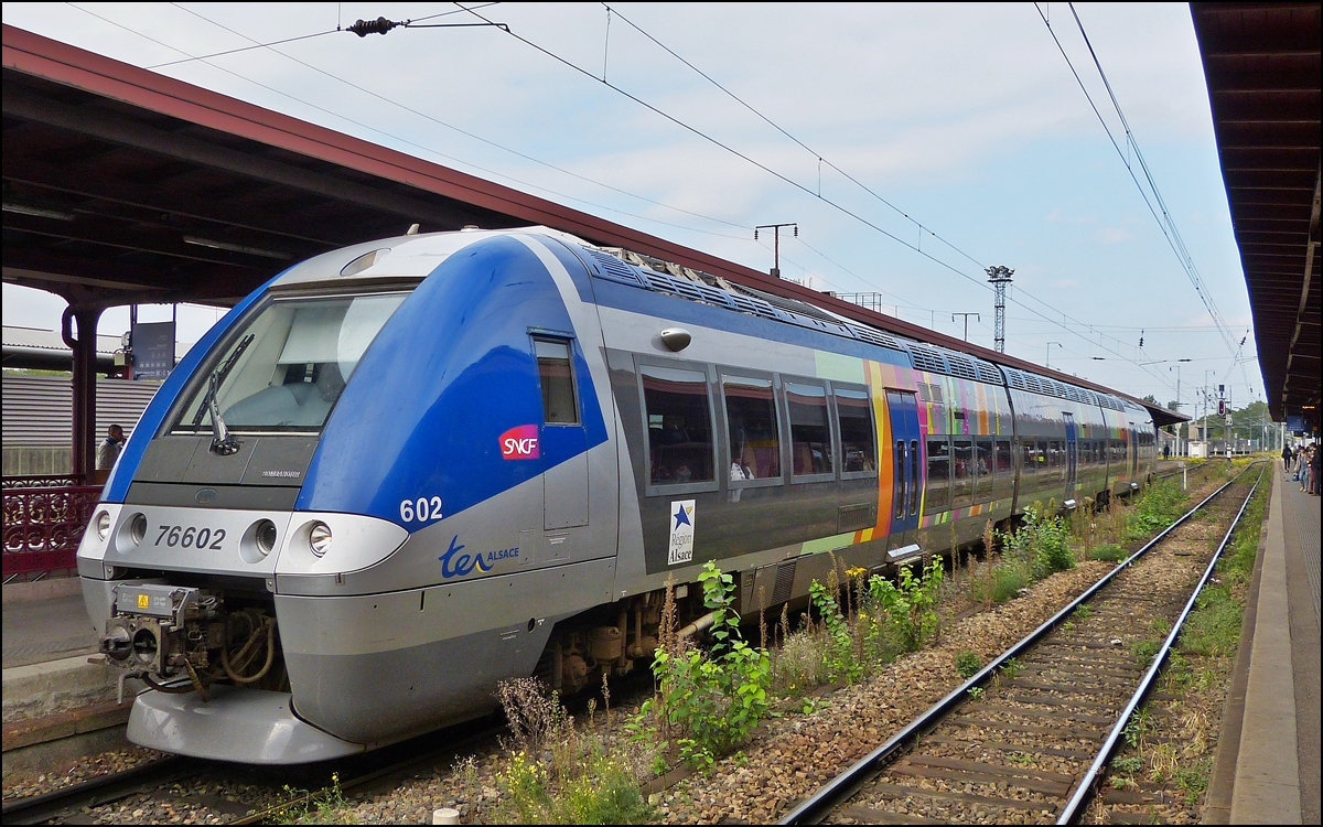 . Der SNCF TER Alsace X 76602 war am 20.09.2013 im Hauptbahnhof von Strasbourg abgestellt. (Hans)

Der X 76500, auch XGC oder AGC Diesel genannt, ist die dieselelektrische Variante des autorail  grande capacit (AGC).

Der Autorail Grande Capacit kurz AGC (deutsch: Triebwagen mit groer Kapazitt) ist ein Triebzug der von Bombardier in Crespin fr die SNCF gebaut wurde. Diesen Zug gibt es als Diesel-, Elektrische- und Hybridvariante.

Von diesen neuen Zgen (erste Inbetriebnahmen ab 2004) wurden 700 Stck durch die SNCF bestellt, im Auftrag der Regionen. Die Modularitt des AGC erlaubt es jeder Region den Aufbau des Zuges mitzuentscheiden, unter anderem ob der Zug 2 oder 4 Wagen hat und wie die Inneneinrichtung aufgebaut sein soll.

Der AGC ist ein Gelenkzug mit Jakobsdrehgestellen. Es ist mglich, bis zu drei Zge mit Hilfe der Scharfenbergkupplung zu kuppeln. Die Hchstgeschwindigkeit betrgt 160 km/h. 

Die AGC sind die grte Einzelbestellung in der Geschichte der SNCF. Den Autorail  grande capacit gibt es auch in drei weiteren Versionen: Z 27500 Elektrische Version (ZGC), B 81500 Hybridversion (Diesel und 1500 V) (BGC) und B 82500 Hybridversion (Diesel, 1500 V und 25 kV 50 Hz) (BBGC/BiBi).

Den dieselelektrischen X 76500 gibt es als dreiteiligen und vierteiligen Zug. Bei der SNCF sind 39 vierteilige und 124 dreiteilige Zge im Einsatz.

Steckbrief:

Nummerierung: X 76501/2 – X 76835/6
Anzahl: 163
Hersteller: Bombardier Transportation
Baujahr(e): 2004 – 2010
Achsformel: Bo'2'2'Bo' (Dreiteiler), Bo'2'2'2'Bo' (Vierteiler)
Spurweite: 1435 mm (Normalspur)
Lnge ber Kupplung: 57,4 m (3-teilig), 72,8 m (4-teilig)
Hhe: 4,02 m
Breite: 2,95 m
Drehgestellachsstand: 2,7 m
Gesamtradstand: 16,4 m
Leermasse: 133,3 t (3-teilig)
Hchstgeschwindigkeit: 160 km/h
Traktionsleistung: 1324 kW
Motorentyp: Dieselmotor + 4 Asynchronmotoren
Motorbauart: 2  MAN D2842 LE 606
Leistungsbertragung: elektrisch
Tankinhalt: 2  1500 l
Antrieb: Diesel
Kupplungstyp: Scharfenbergkupplung
Sitzpltze: 220 (4-teilig), 150 (3-teilig)
Niederfluranteil: 60 %
