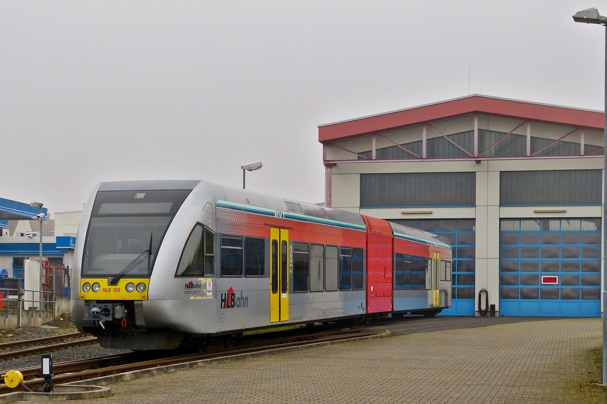 . Der Stadler GTW 2/6 129 der HLB (Hessische Landesbahn) steht am 01.11.2014 vor dem Betriebshof der Hessische Landesbahn GmbH (HLB) in Butzbach (Ost). (Hans)