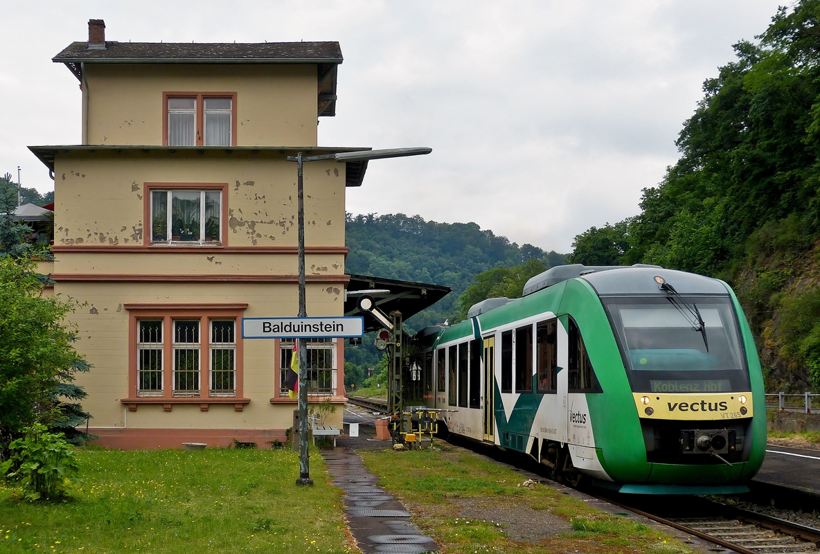 . Der Vecuts VT 265 verlsst am 26.05.2014 den Bahnhof von Balduinstein, um seine Fahrt nach Koblenz Hbf fortzusetzen. (Hans)

Das sptklassizistische Bahnhofsgebude entstand nach Plnen des Diezer Architekten Heinrich Velde, der auch zahlreiche weitere Bauten entlang der Bahnstrecke entwarf. Der zweigeschossige Bau wurde mit dreigeschossigen Eckbauten und laubenartiger Vorhalle sehr grozgig ausgefhrt. Am 9. September 1991 wurde das Bahnhofsgebude in die Denkmalliste des Landes Rheinland-Pfalz aufgenommen.