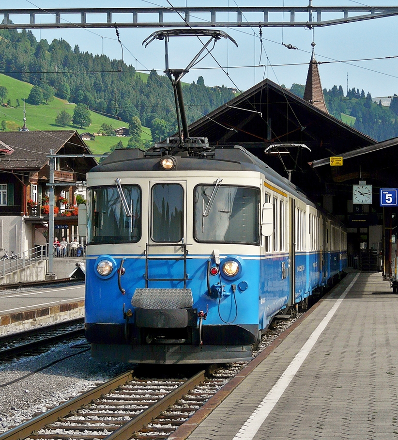 . Der wunderschne MOB ABDe 8/8 4004  Fribourg  (Bj. 1968) stand am 31.07.2008 am Bahnsteig in Zweisimmen. (Jeanny)